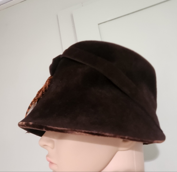 Vintage Lazurus Feather Velvet Cloche Hat — Made in Italy - Picture 11 of 16